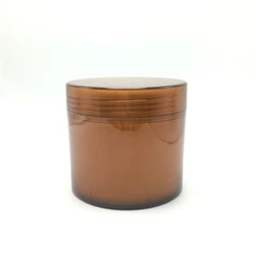 Keltainen kerma muovipullon