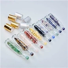 Kirkas lasirullapullo jalokivillä